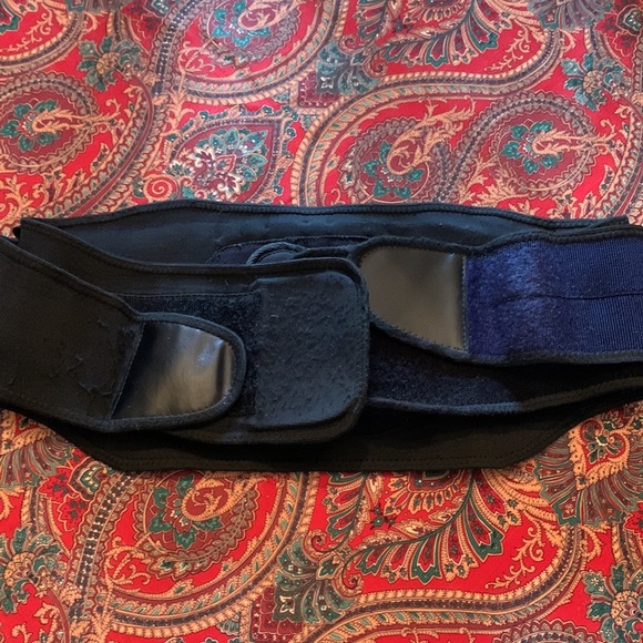 Mueller size L-XL  adjustable back support with two layers of adjustable Velcro. - Picture 4 of 10